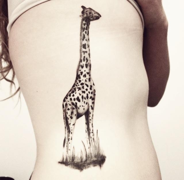 bella giraffa tatuaggio su costolette