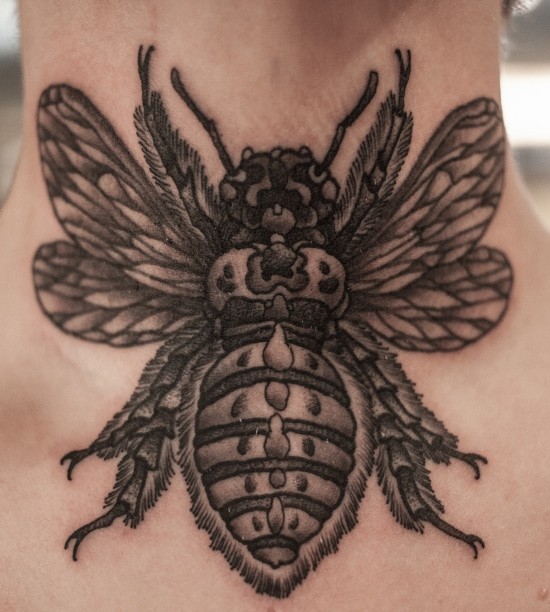 bel realistico scarabeo per maschi tatuaggio su collo