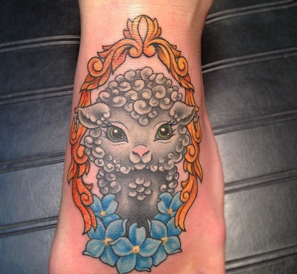 Tatuaje en el pie,
oveja  linda con ojos verdes en el marco
