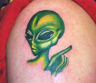 Tatuaje  de criatura alienígena sencilla de color verde