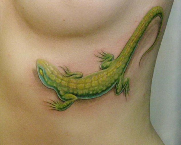 Tatuaje en las costillas,
lagarto bonito verde