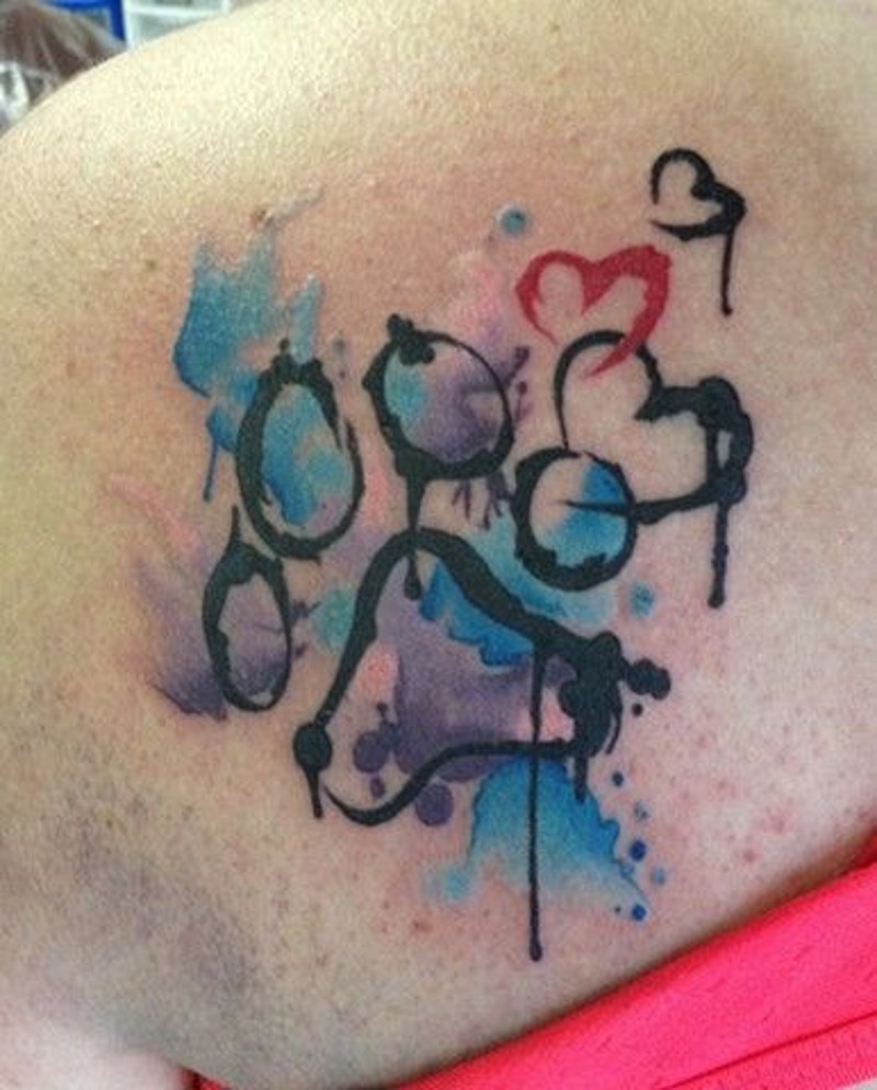 bel insolito stile multicolore impronte animale con cuore tatuaggio su spalla