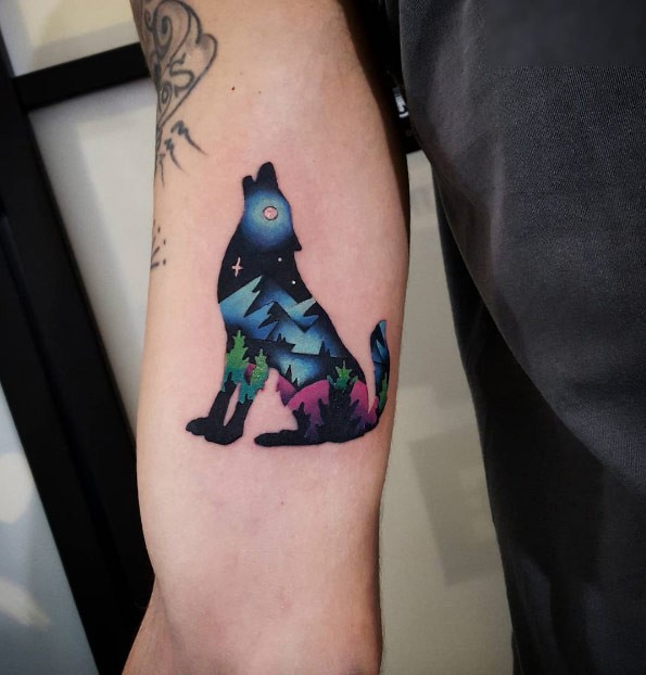 Lindo estilo ilustrativo de color bíceps tatuaje de lobo estilizado con montañas de noche