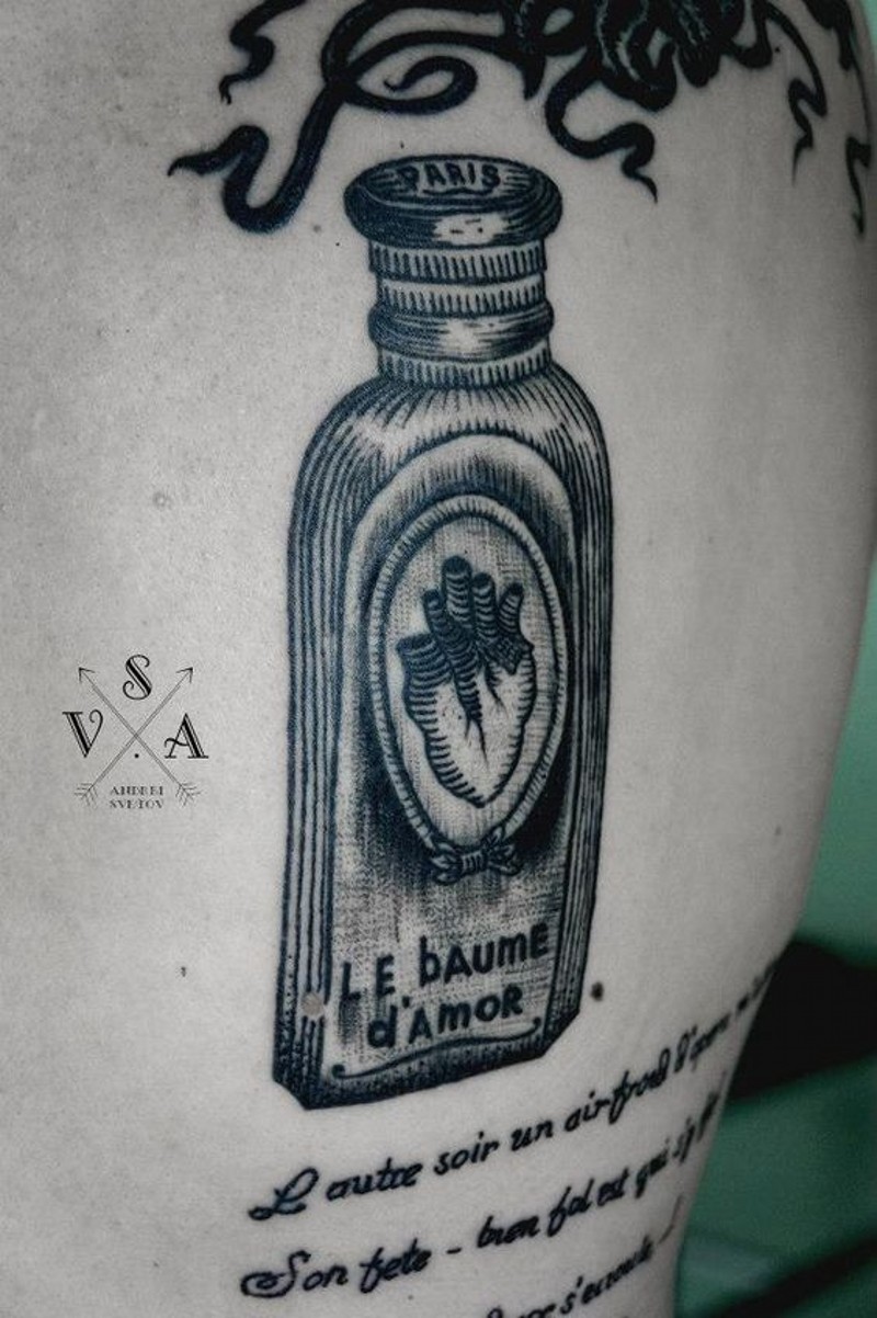 Tatuaje en la espalda,
botella de perfume con inscripción