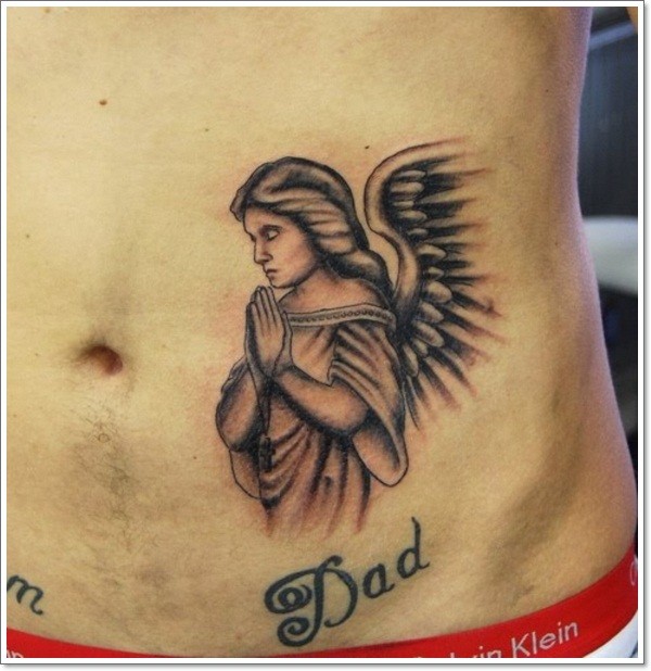 piccolo carino inchiostro nero angelo donna che prega con lettere tatuaggio su pancia