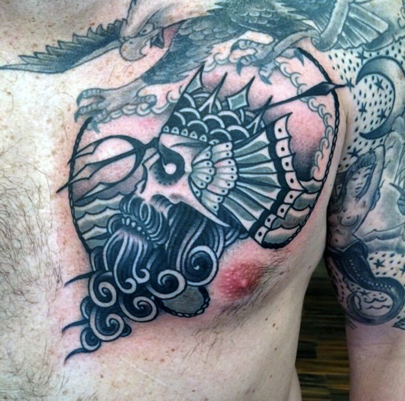 Tatuaje en el pecho,  cráneo de Poseidón único
