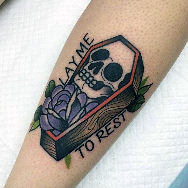Tatuaje en la pierna, ataúd con cráneo y flor, diseño de colores
