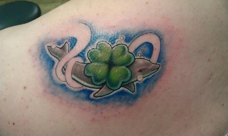 carino piccolo colorato delfino con quadrifoglio tatuaggio su spalla