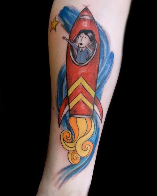 Nettes kleines farbiges Unterarm Tattoo des Jungen in der Rakete mit Stern