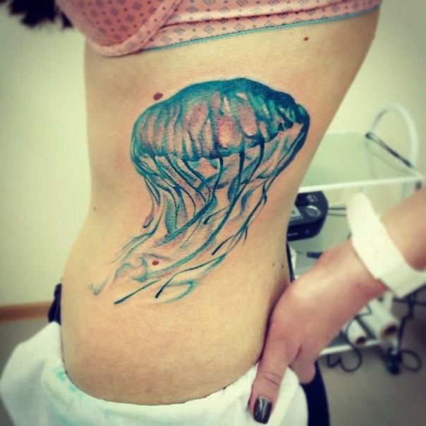 Tatuaje en el costado, medusa preciosa de colores