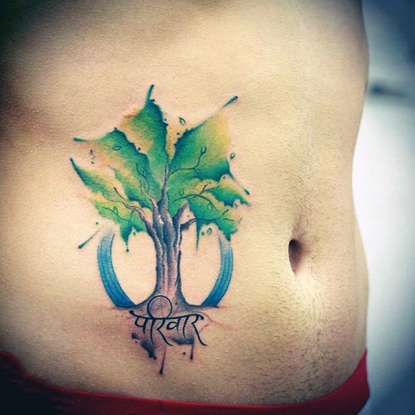 Netter kleiner farbiger einsamer Baum mit Schriftzug Tattoo an der Seite
