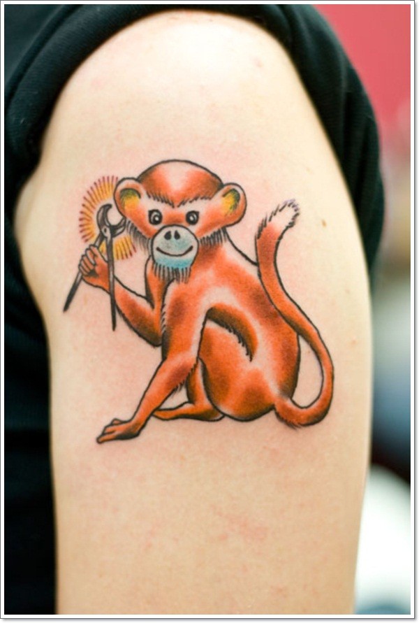 Tatuaje en el brazo,
mono pequeño con alicates