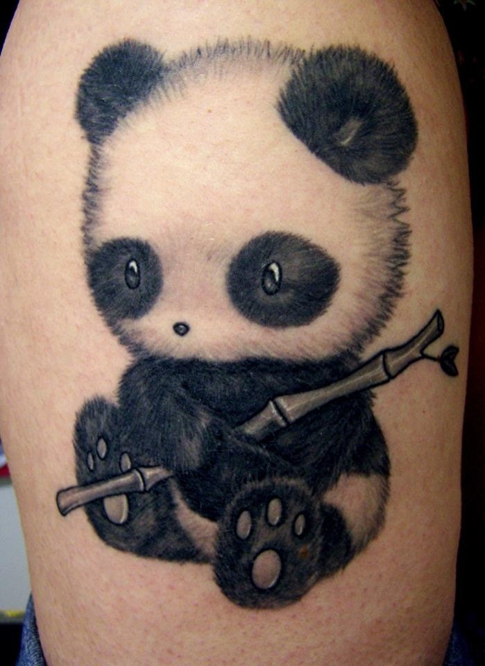 Tatuaggio pittoresco il piccolo panda col ramo di canna