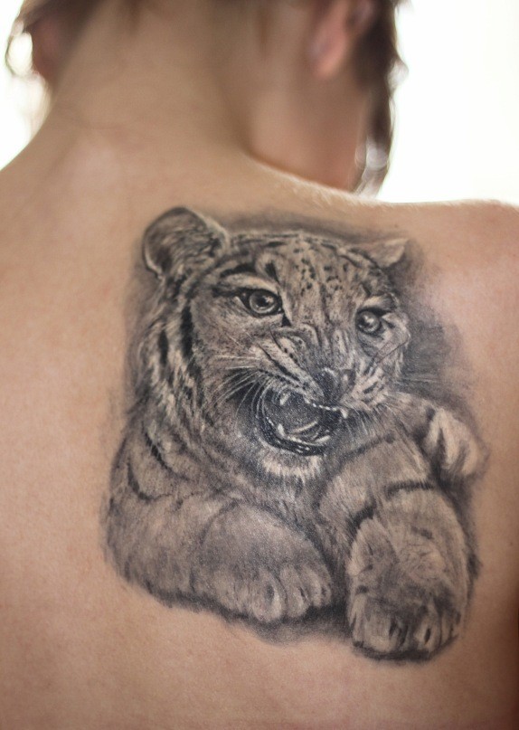 bello piccolo tigre tatuaggio sulla schiena