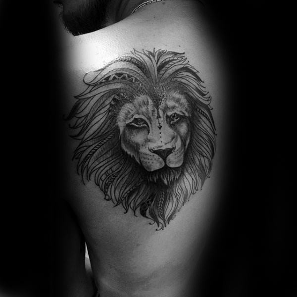 Tatuagem de escapular de tinta preta de cabeça de leão com setas