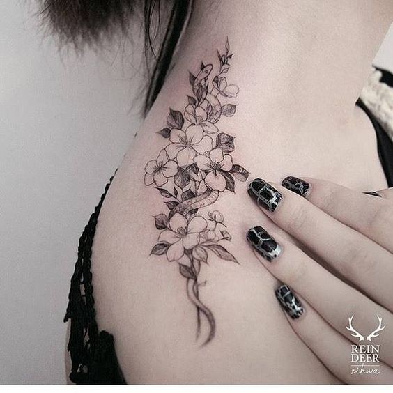 Tatuagem de ombro bonito estilo blackwork procurando de pequena cobra e flores por Zihwa