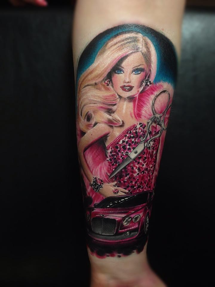 Nett aussehendes farbiges Unterarm Tattoo von Barbie Puppe mit dem Auto und Schere