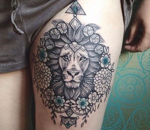 Tatuaggio cosplay colorato carino di testa di leone stilizzato con vari fiori