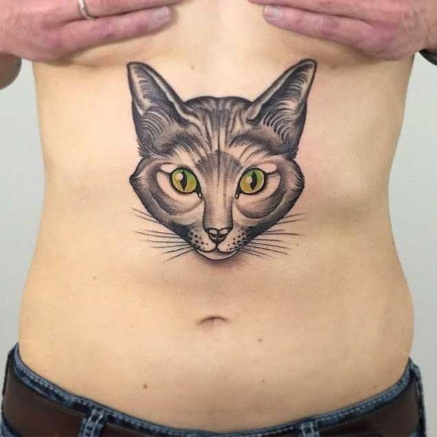 Nettes natürlich aussehendes großes Katzengesicht Tattoo am Bauch