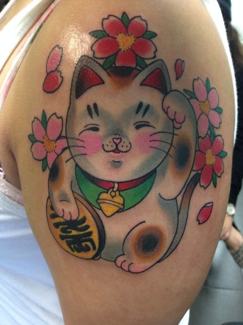 Cute old school style colored shoulder tattoo of maneki neko japanese lucky cat with pink flowers