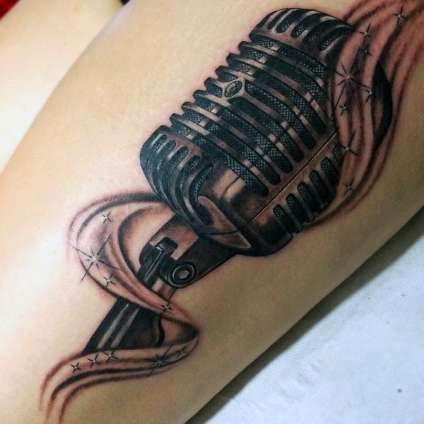 Tatuaje en la pierna, micrófono simple volumétrico