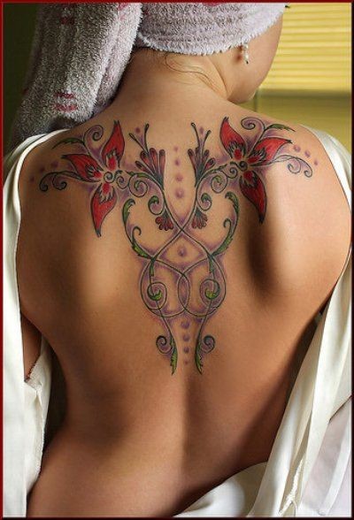 Tatuaje  de patrón floral magnífico en la espalda