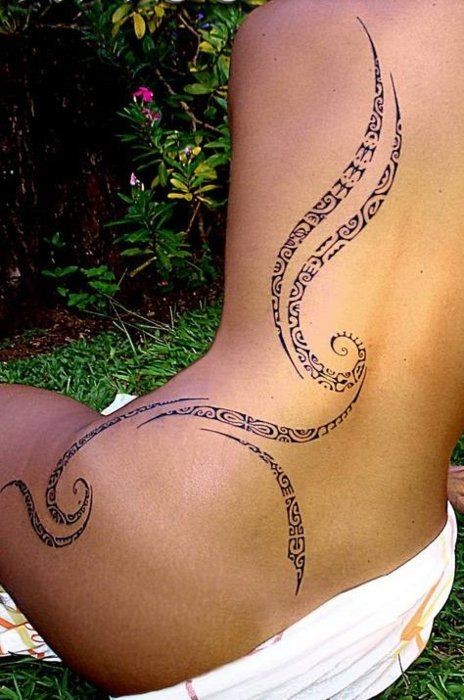 carino dipinto multicolore tribale ornamento tatuaggio su schiena e coscia