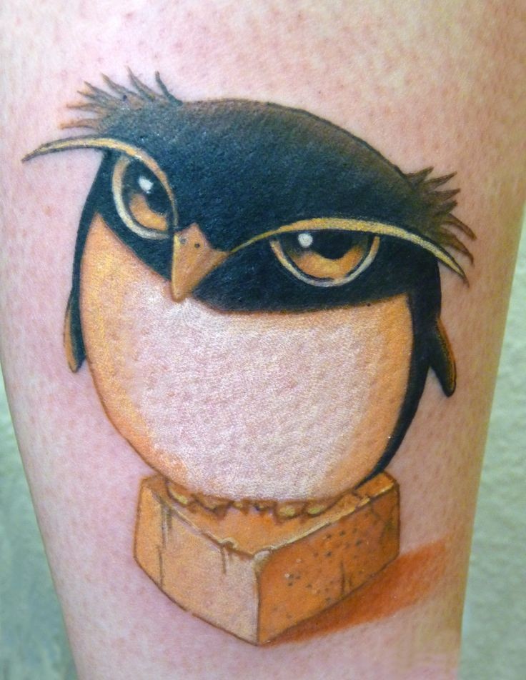 Tatuaje  de pingüino serio está en ladrillo