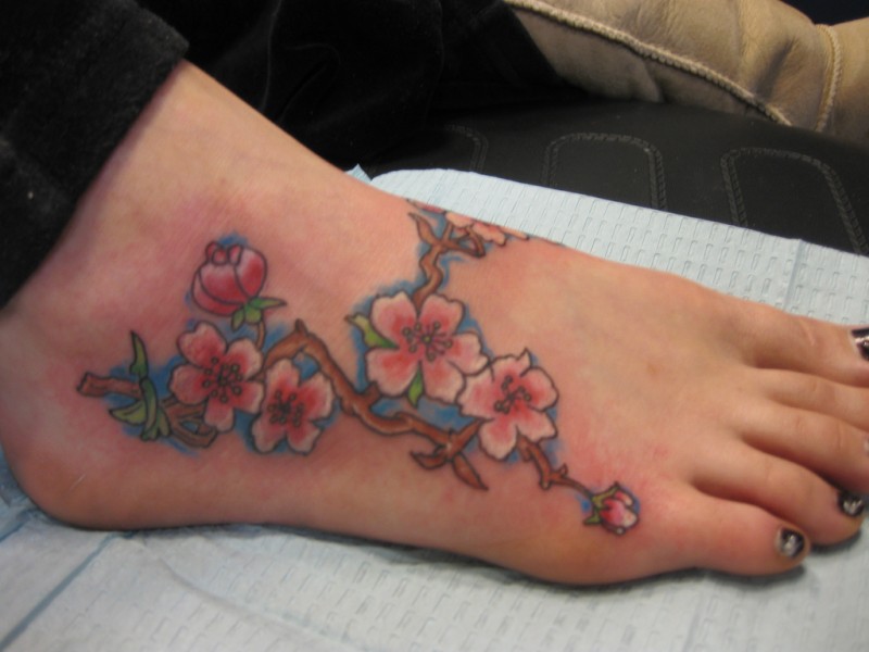 Tatuaje  de rama de flores para chicas