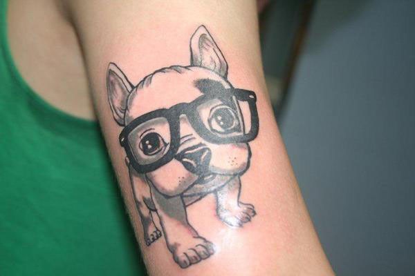 Tatuaje en el brazo, perro divertido en gafas