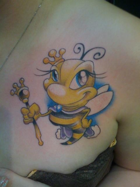 Tatuaje en el hombro, abeja de dibujos animados