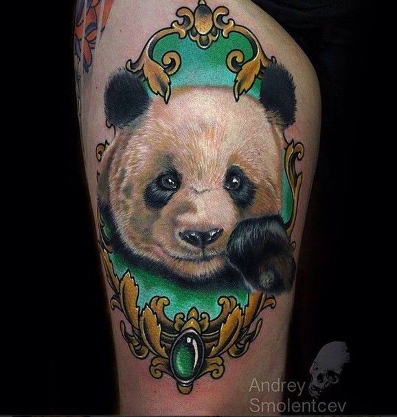 Nettes in Realismusart gefärbtes Oberschenkel Tattoo mit Pandabären Kopf