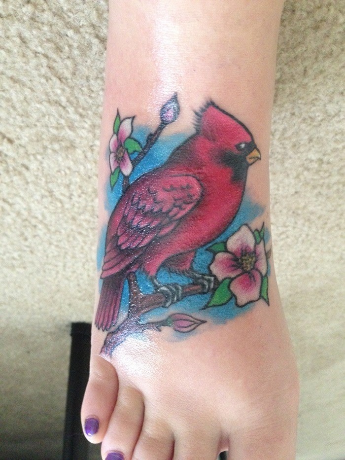 Tattoo von süßem rotem Vogel mit Blumen