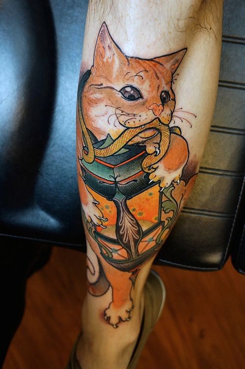 carino gatto rosso con un cofanetto in zampe tatuaggio sulla gamba