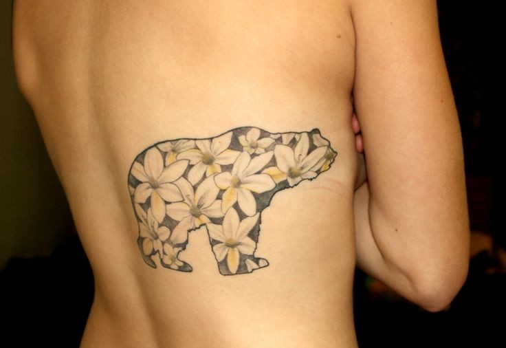 carina silhouette orso di fiori tatuaggio sulla schiena