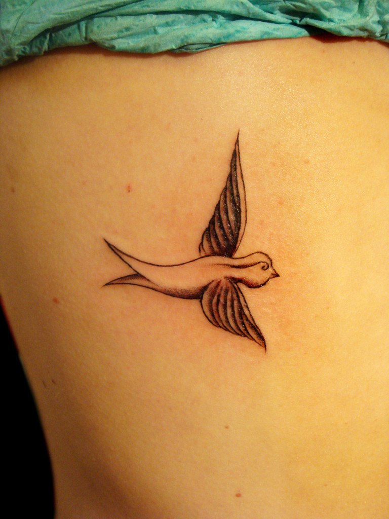 Nette kleine Vögel Tattoo Design-Idee