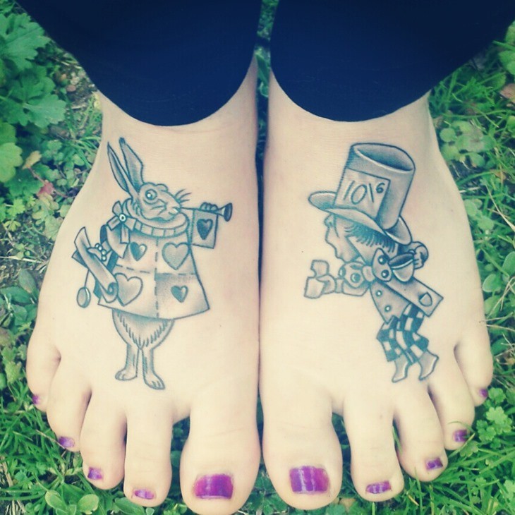 Süßes Design Tattoo von &quotAlice in Wunderland" auf Füßen für Mädels