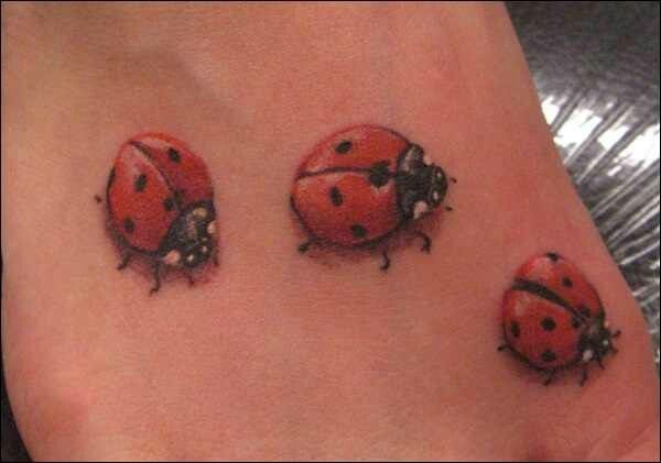 Tatuaje en el pie, tres mariquitas