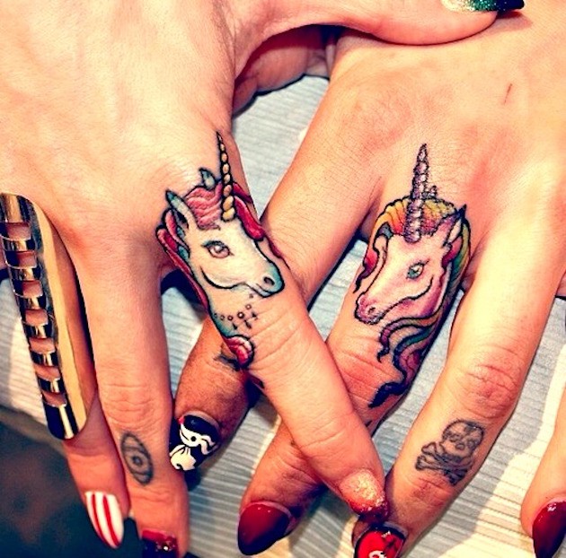 Tatuajes en los dedos, 
cabezas de unicornios pequeños de varios colores