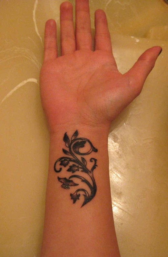 Schöne Rebe mit Blume Tattoo am Handgelenk