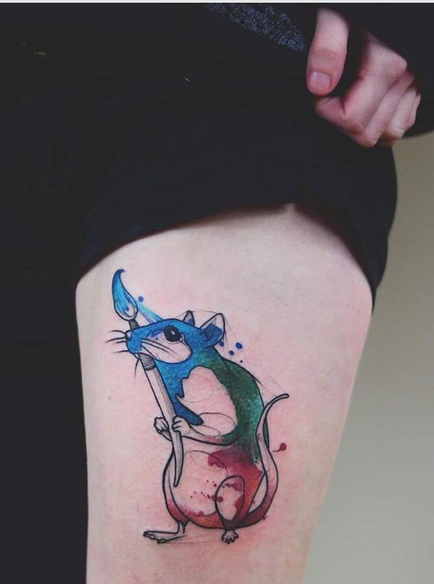 Tatuagem bonito da coxa estilo aquarela de pequeno rato com escova
