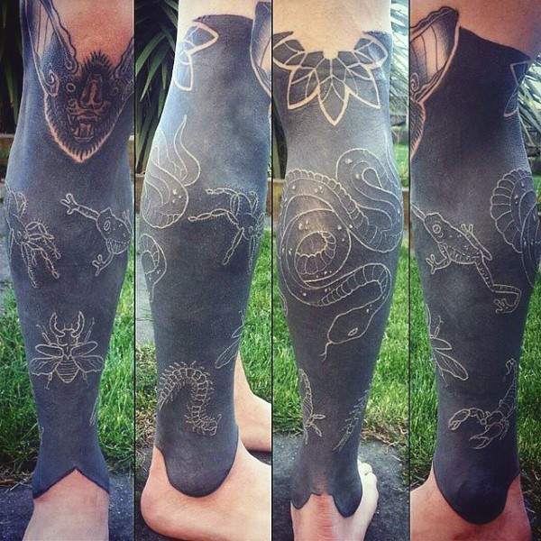 Tatuaje en la pierna, animales diferentes de tinta blanca en el fondo negro