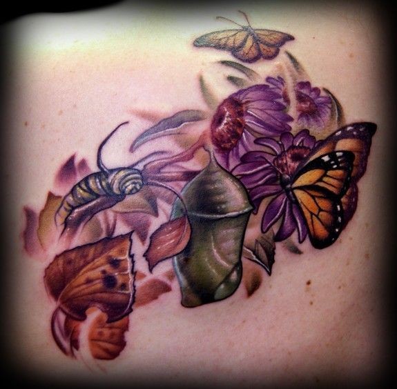 Tatuaje en el costado, mariposas, flores, hojas amarillas