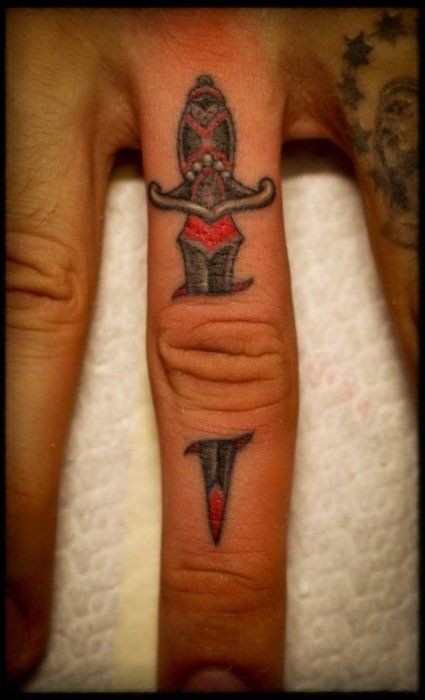 pugnale trafigge la pelle tatuaggio su dito