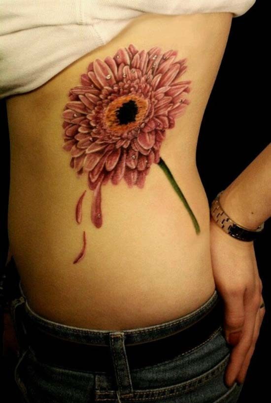 Tatuaje en el costado, flor con tres pétalos caídos