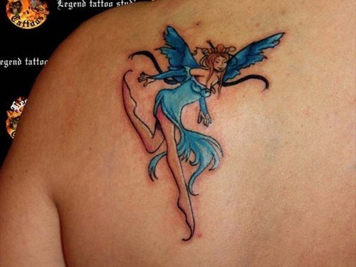 fata in blu danza tatuaggio sulla spalla di ragazza