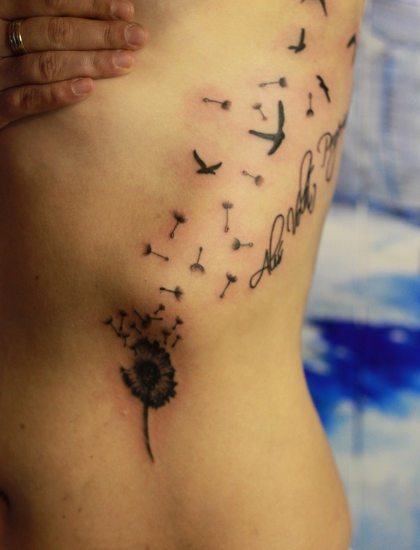 Tatuaggio delicato sul fianco gli uccelli piccoli che volano