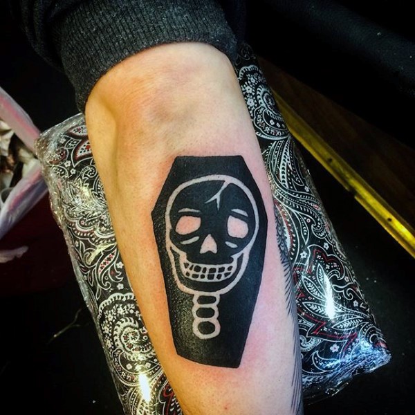 Tatuaje en la pierna, ataúd negro con cráneo sonriente