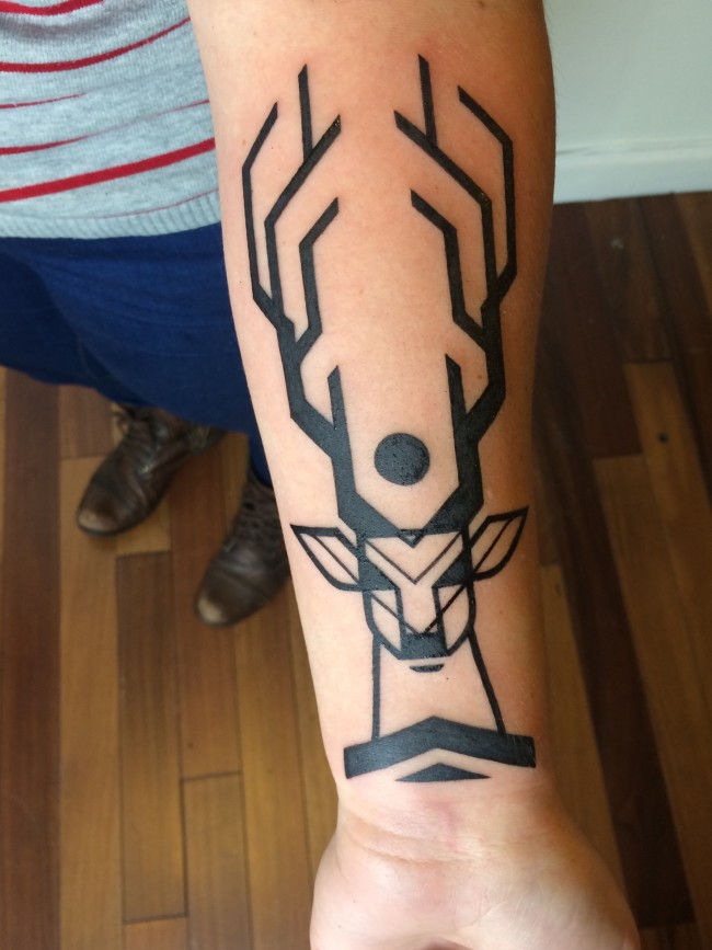 Dunkler schwarzer Hirsch mit langen Hörnern Kopf Tattoo am Unterarm im geometrischen Stil