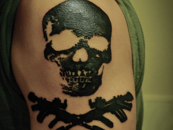 Tatuaje en el hombro,
calavera pirata negra